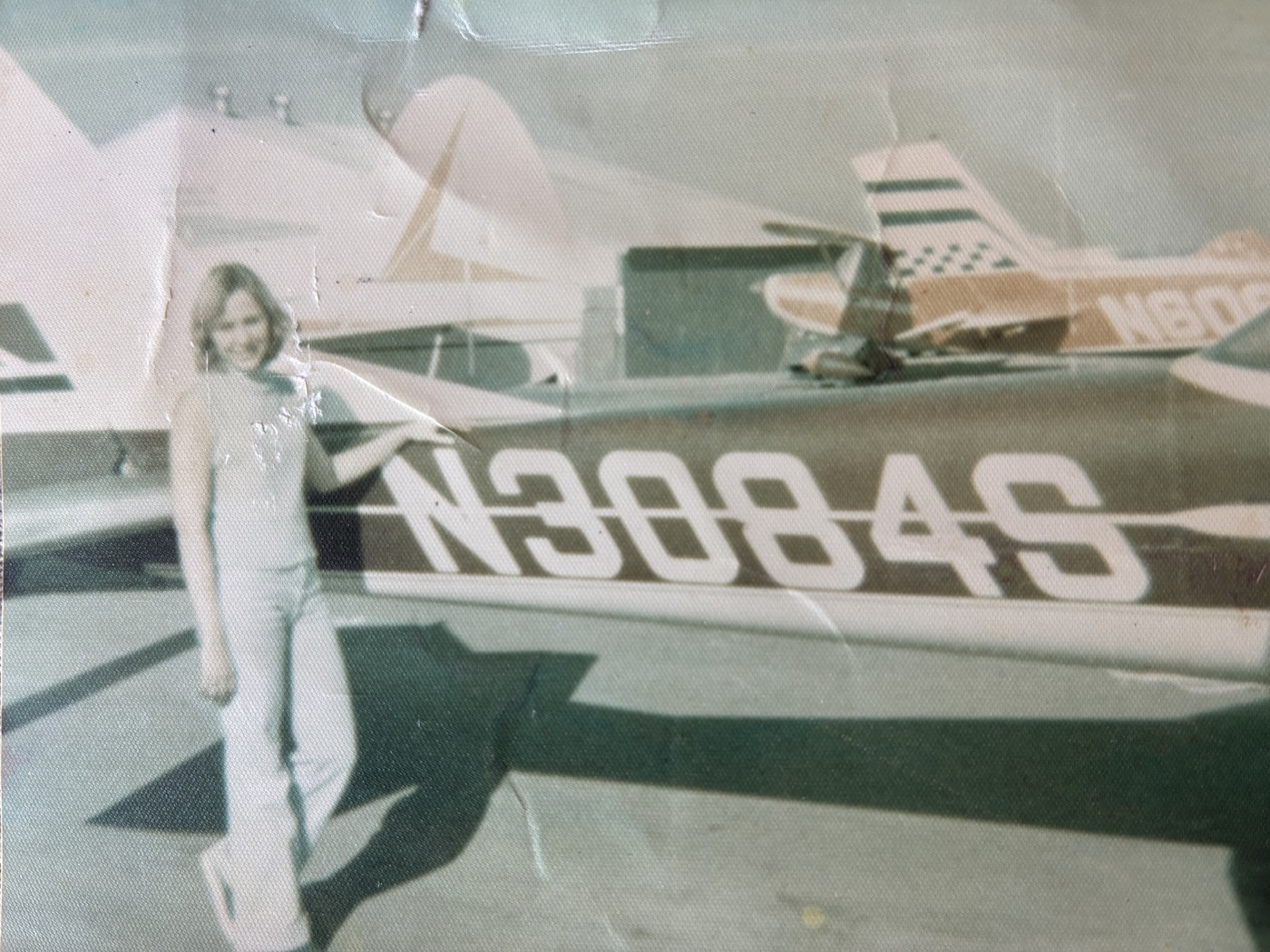 Babs's first-solo photo — January 14, 1976, hand on the tail of N3084S.