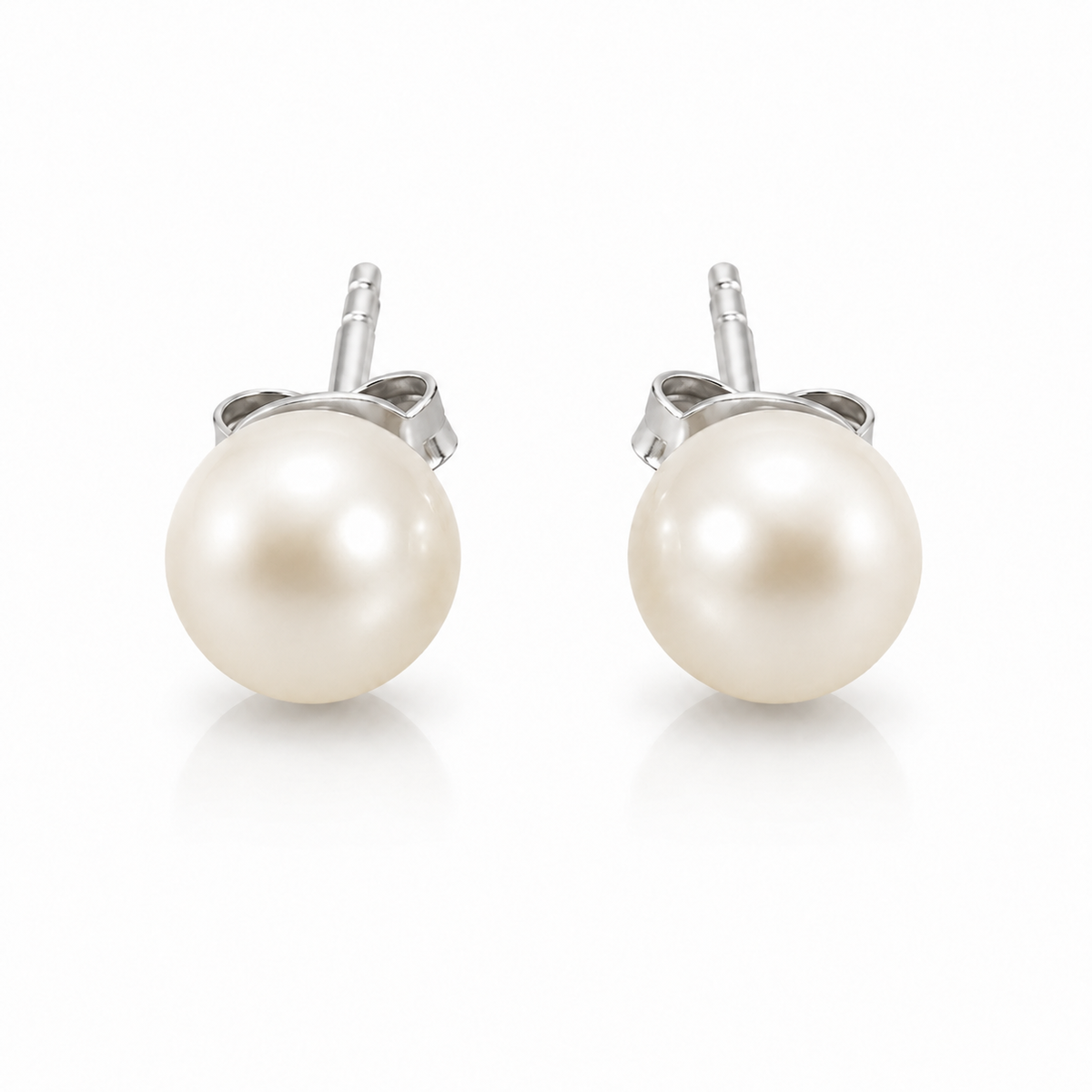 Classic pearl stud earrings